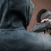 10 ragazzi circondano e rapinano coetaneo in pieno centro a Torino, poco dopo un'altra aggressione