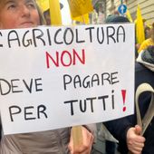 Mille imprenditori davanti al Consiglio Regionale per difendere l'agricoltura piemontese [video]