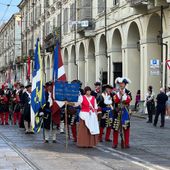Festa di san Giovanni a Torino, per le strade del centro il corteo storico [video]