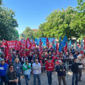 Corteo Primo Maggio, a Torino sfilano in 20 mila, fantocci di Meloni e Trump e proteste dei pro Palestina Corteo Primo Maggio, a Torino sfilano in 20 mila, fantocci di Meloni e Trump e proteste dei pro Palestina