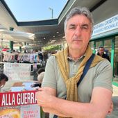 Raccolta firme contro l'invio di armi [video]