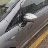 Occhio alla “truffa dello specchietto”, datata ma in molti continuano a cascarci