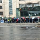 Carrozzerie Mirafiori, i lavoratori in cassa integrazione si riuniscono all'aperto davanti alla porta 5 [video]