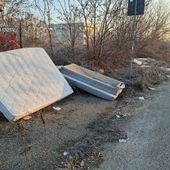 Gettano a bordo strada materassi e divani, denunciati dai Carabinieri