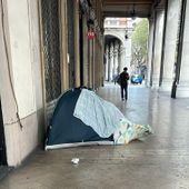 Denuncia di FdI: «Turisti costretti allo slalom tra tende e degrado in via Sacchi»