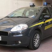 La Guardia di Finanza sequestra tre tonnellate di fuochi d'artificio illegali, quattro le persone denunciate La Guardia di Finanza sequestra tre tonnellate di fuochi d'artificio illegali, quattro le persone denunciate