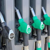 Rincari alla pompa, ormai gli aumenti sono superiori al rialzo del petrolio Rincari alla pompa, ormai gli aumenti sono superiori al rialzo del petrolio