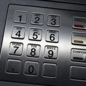 Gli rubano il portafoglio ma pedina la ladra e la fa arrestare dai carabinieri mentre preleva al bancomat