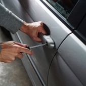 Furti e spaccate sulle auto parcheggiate a Torino nord, due arresti e un ricercato Furti e spaccate sulle auto parcheggiate a Torino nord, due arresti e un ricercato
