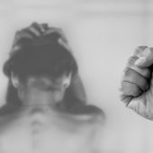 Cerca di buttare dalla finestra la fidanzata ma viene arrestato Cerca di buttare dalla finestra la fidanzata ma viene arrestato