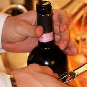 Vino contraffatto venduto con false etichette di pregio, il Carabinieri del Nas arrestano sei persone Vino contraffatto venduto con false etichette di pregio, il Carabinieri del Nas arrestano sei persone