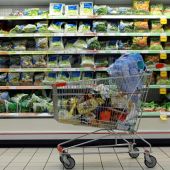 Consumi: il caro prezzi svuota il carrello della spesa, si spende di più per mangiare meno ed è ricerca del low cost