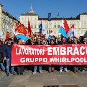 Crisi industriali, un copione che si ripete sulle spalle dei lavoratori: “Prima le promesse poi diventiamo fantasmi”
