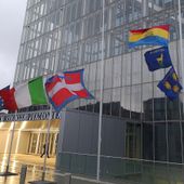 10 febbraio, Foibe: issate al grattacielo della Regione le bandiere simbolo dell'esodo dal confine orientale