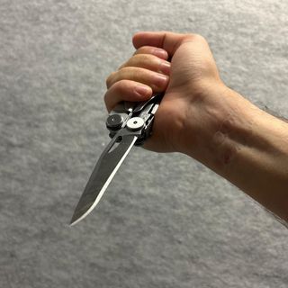Aveva un divieto di avvicinamento ma chiede un ultimo appuntamento e ci va con un coltello