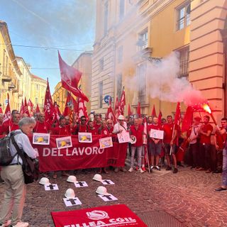 #nonabbiamopiùparole: corteo silenzioso a Vercelli per i lavoratori morti nella strage di Brandizzo