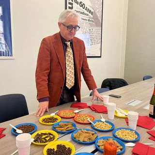 Grilli a colazione (e a pranzo), il consigliere Viale: &quot;Mangio insetti per difendere la libertà&quot; [video]