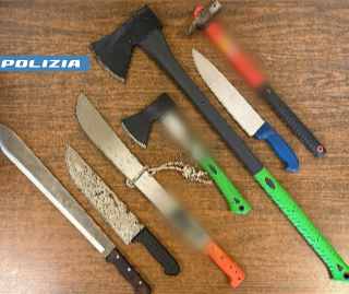 Armato di machete danneggia i portoni di via Mottarone, arrestato dalla polizia