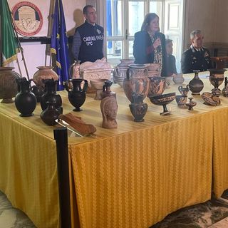 Duecento reperti archeologici trafugati a inizio Anni Novanta tornano allo Stato
