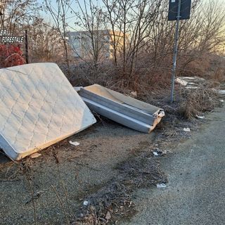 Gettano a bordo strada materassi e divani, denunciati dai Carabinieri