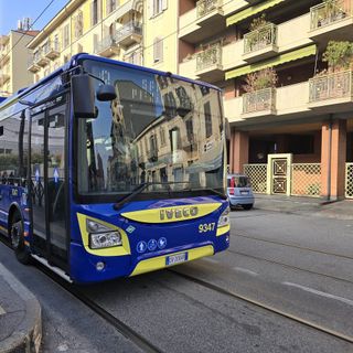 Furti sugli autobus, fermati dalla Polizia locale quattro borseggiatori su un mezzo della linea 18.