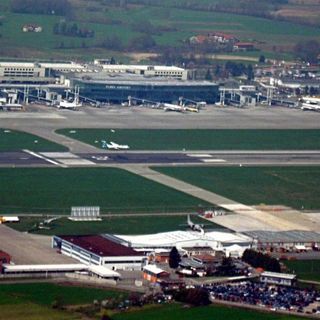 Un'altra domenica difficile all'aeroporto di Caselle, lunghe attese per i bagagli e voli dirottati