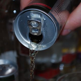 Giovani e giovanissimi dipendenti da energy drink e merendine, le famiglie chiedono aiuto