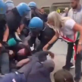 La protesta dei lavoratori di Mondo Convenienza a Settimo Torinese termina con uno sgombero forzato