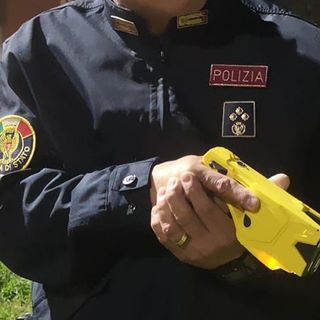 Niente taser per la Municipale di Torino, le critiche di FdI