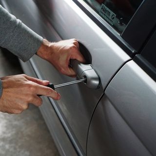 Furti e spaccate sulle auto parcheggiate a Torino nord, due arresti e un ricercato