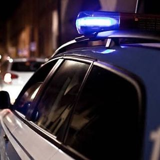 Guida ubriaco in pieno centro e aggredisce gli agenti di una volante, arrestato un trentenne