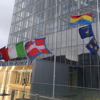 10 febbraio, Foibe: issate al grattacielo della Regione le bandiere simbolo dell'esodo dal confine orientale