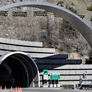Aumenti Tunnel Monte Bianco, 55 euro le auto, 200 i mezzi pesanti. Uncem: “Proprio non va”