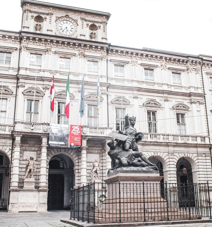 Irpef, lo Stato la diminuisce e il Comune l’aumenta. Il caso Torino. Di Carlo Manacorda*