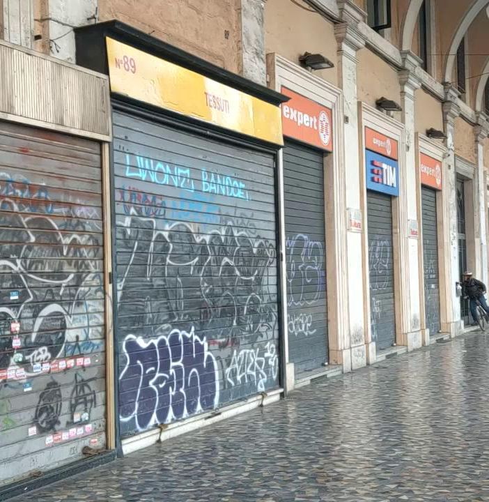 Piemonte, nuovo pacchetto con bonus da mille euro per imprese colpite dal Covid, bus turistici, parchi tematici. E arrivano le risorse per i negozi al dettaglio di abbigliamento