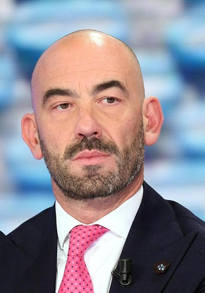L'infettivologo Bassetti duramente contestato a Torino durante la presentazione del suo libro. Accusati i “novax”