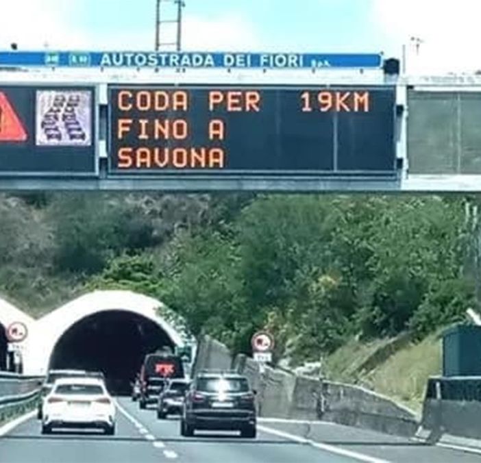 Oltre al danno delle code, la beffa degli aumenti dei pedaggi: la strada difficile tra Liguria e Piemonte