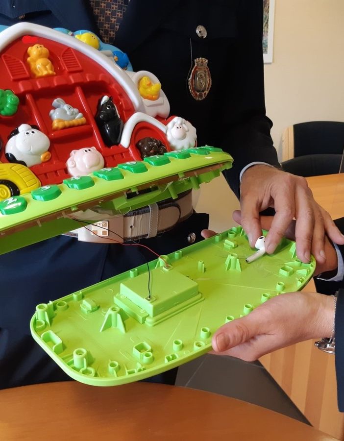 Nasconde un localizzatore in un gioco per seguire gli spostamenti della moglie e della figlia nascoste in una casa rifugio