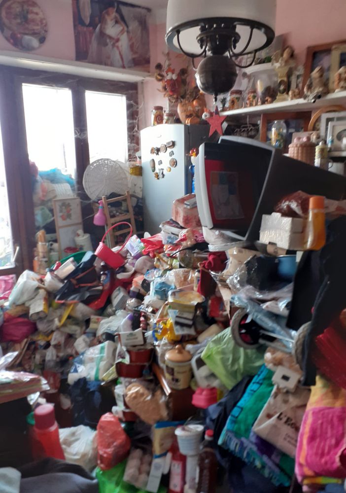 10 tonnellate di stracci e scarafaggi in un alloggio Atc di Torino: intervenuti i “civich” per lo sgombero