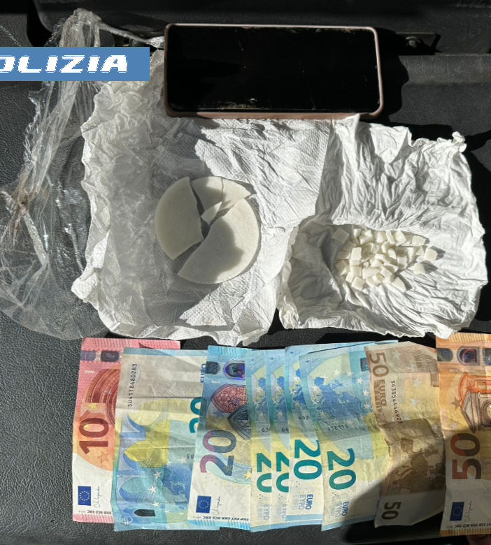 Tentano di nascondere il crack ma la polizia li arresta