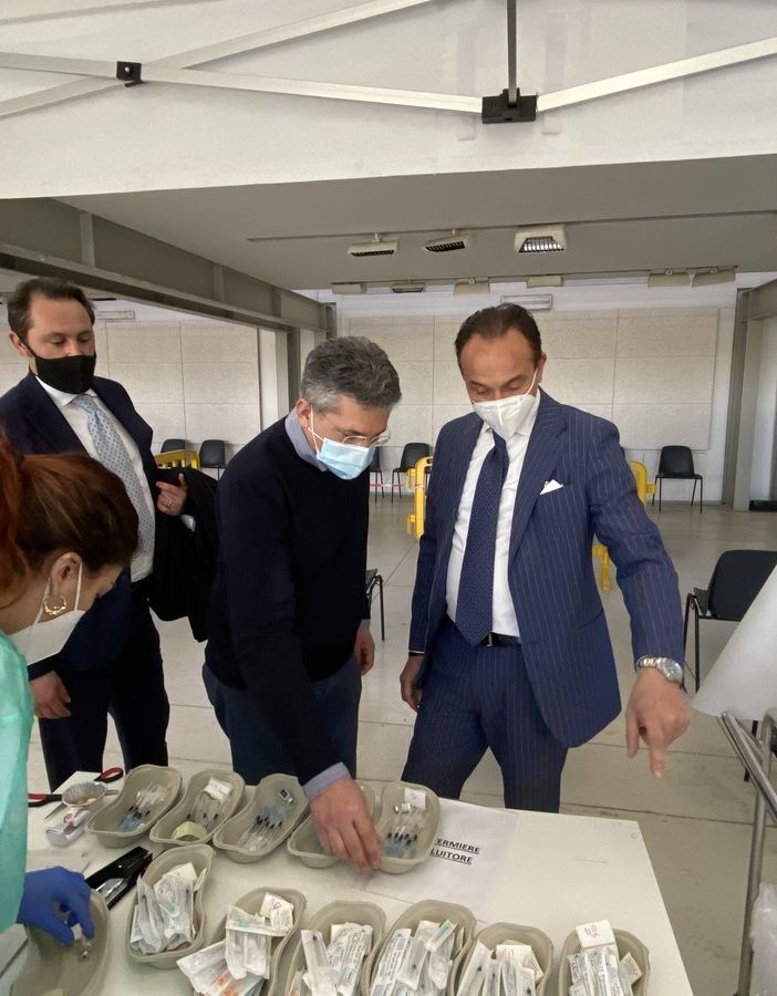 Cirio in visita al centro vaccinale di Grugliasco: “State facendo un ottimo lavoro”