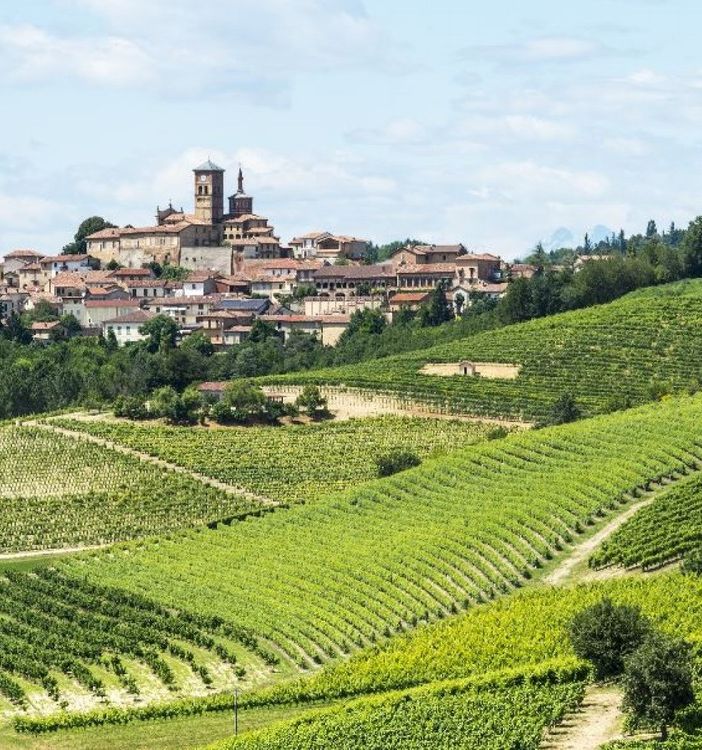 Boom del turismo in Piemonte, bene laghi, montagna e colline. E torna il voucher vacanza