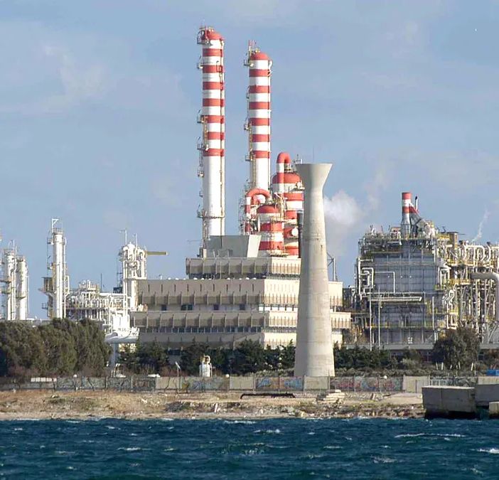 Cracker di Brindisi: all'Eni non si sono accorti che il business dell'elettrico è fallito