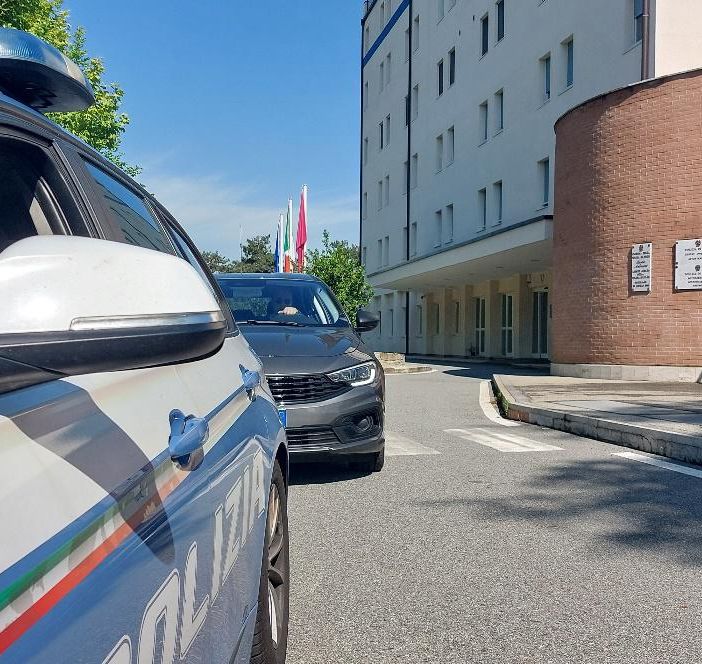 Uso dei telefoni alla guida e cinture di sicurezza non allacciate: in una settimana 78 patenti ritirate e 2160 punti decurtati