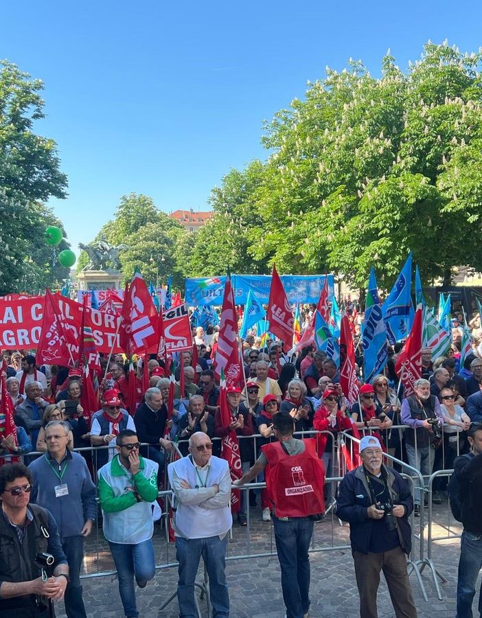 Corteo Primo Maggio, a Torino sfilano in 20 mila, fantocci di Meloni e Trump e proteste dei pro Palestina