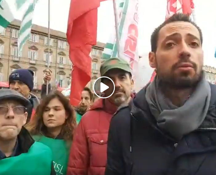 Manifestazione dei lavoratori del settore edile davanti alla prefettura di Torino.