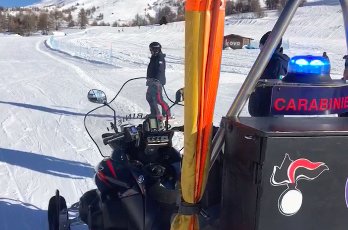 Carabinieri sulle piste a Sestriere: controlli agli sciatori indisciplinati che possono causare valanghe