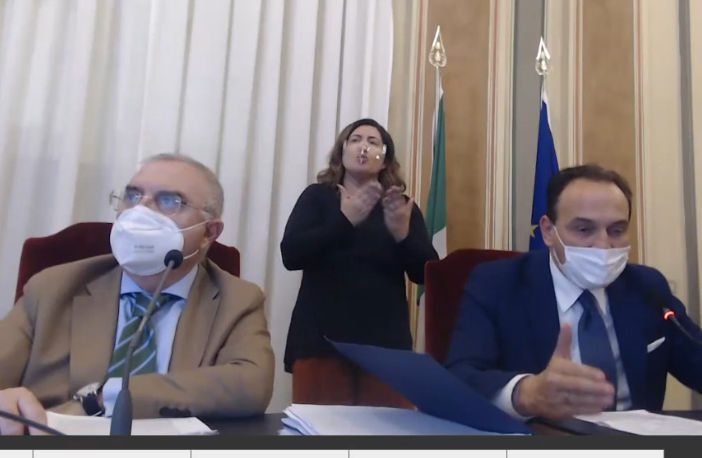 Misure anti Covid: in Piemonte didattica a distanza al 50% alle superiori e centri commerciali chiusi nel fine settimana