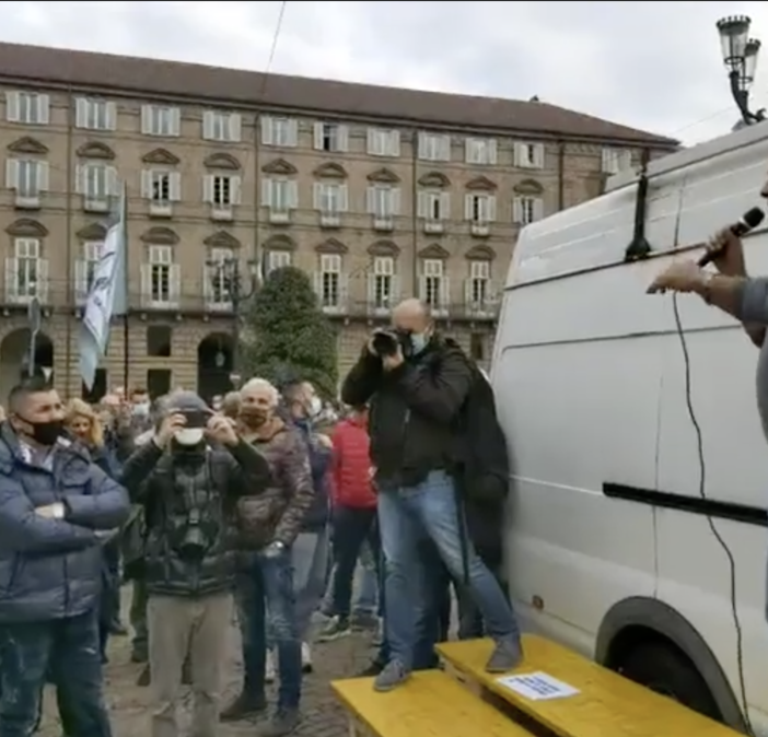 Lockdown Torino, manifestazione degli ambulanti in piazza Castello