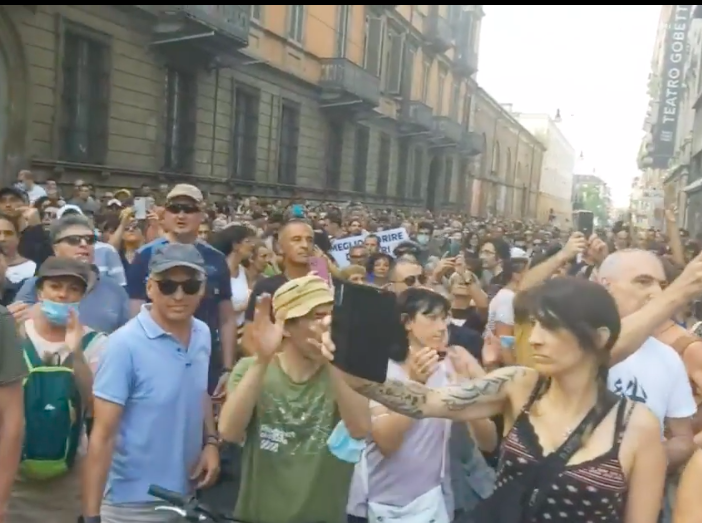 Torino, in migliaia sfilano per le vie del centro contro il Green Pass